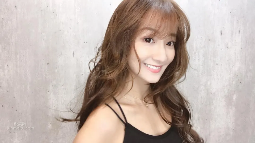 正妹江晏甯浮潛抓海膽，泳裝太美網友分心 33