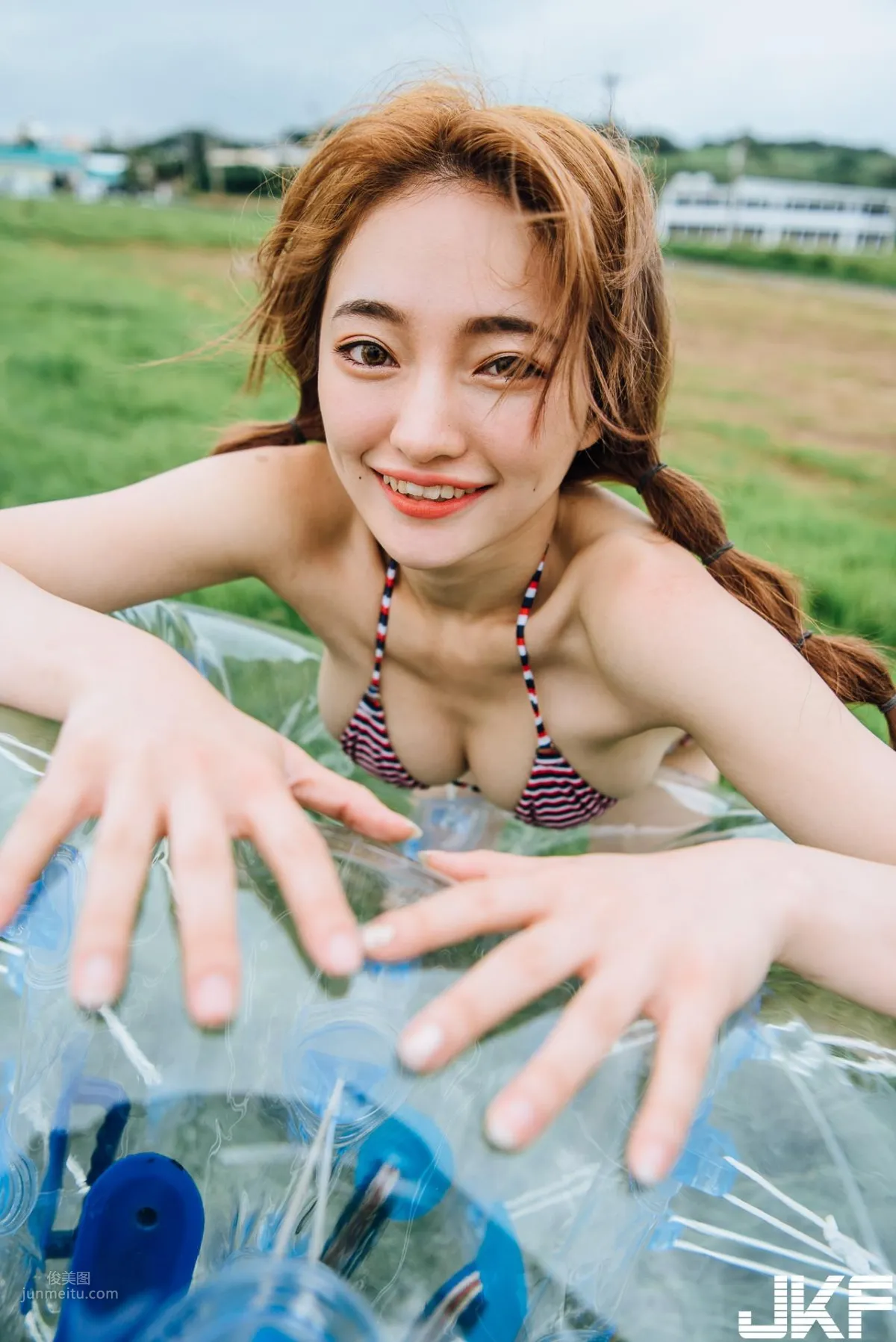 摄影师尼古洛镜下两个「欧派正妹」草原上的性感双十！_6