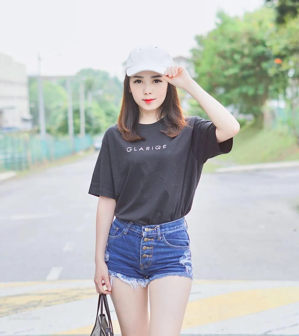 AirAsia Pretty Flight Attendant Mabel Goo, Candid Photos Went Viral Online and She Became Famous by Accident photo 18