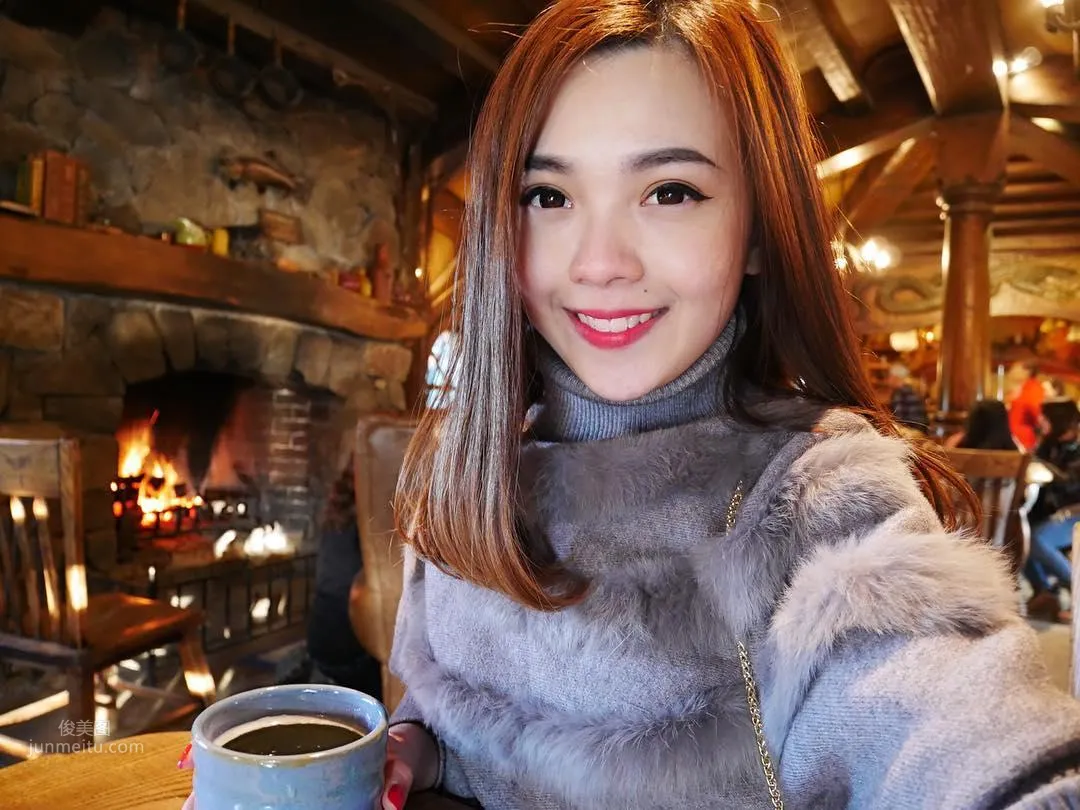 AirAsia Pretty Flight Attendant Mabel Goo, Candid Photos Went Viral Online and She Became Famous by Accident photo 29