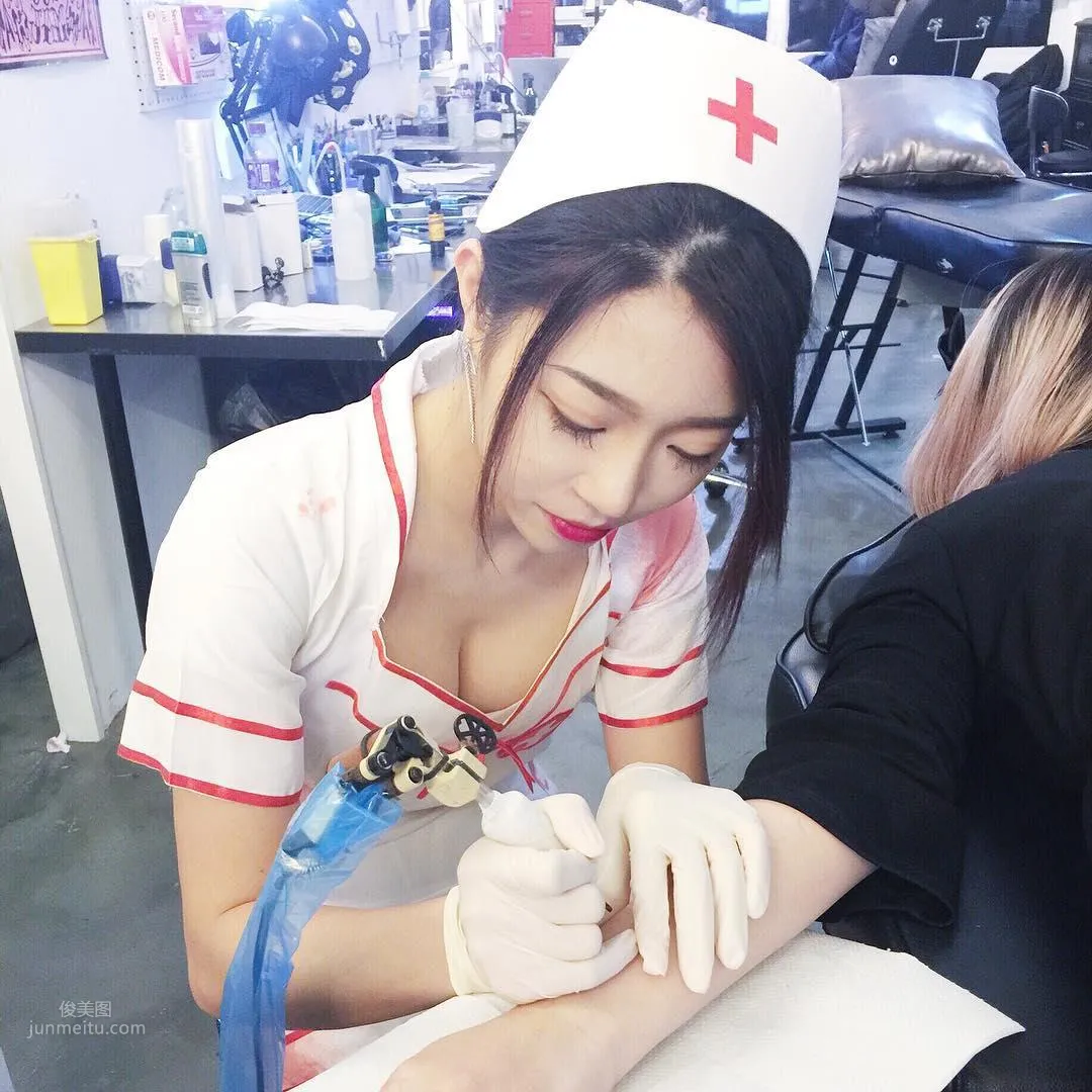 Mini Lau- 泳装加小清新风格纹身才特别_0