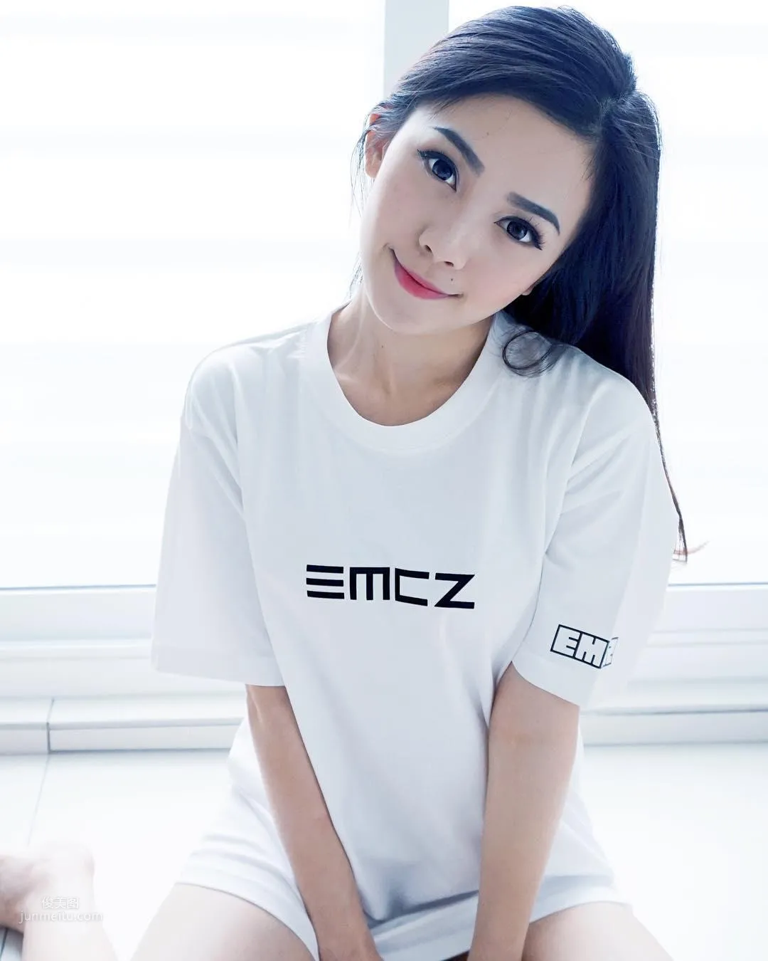AirAsia Pretty Flight Attendant Mabel Goo, Candid Photos Went Viral Online and She Became Famous by Accident photo 5