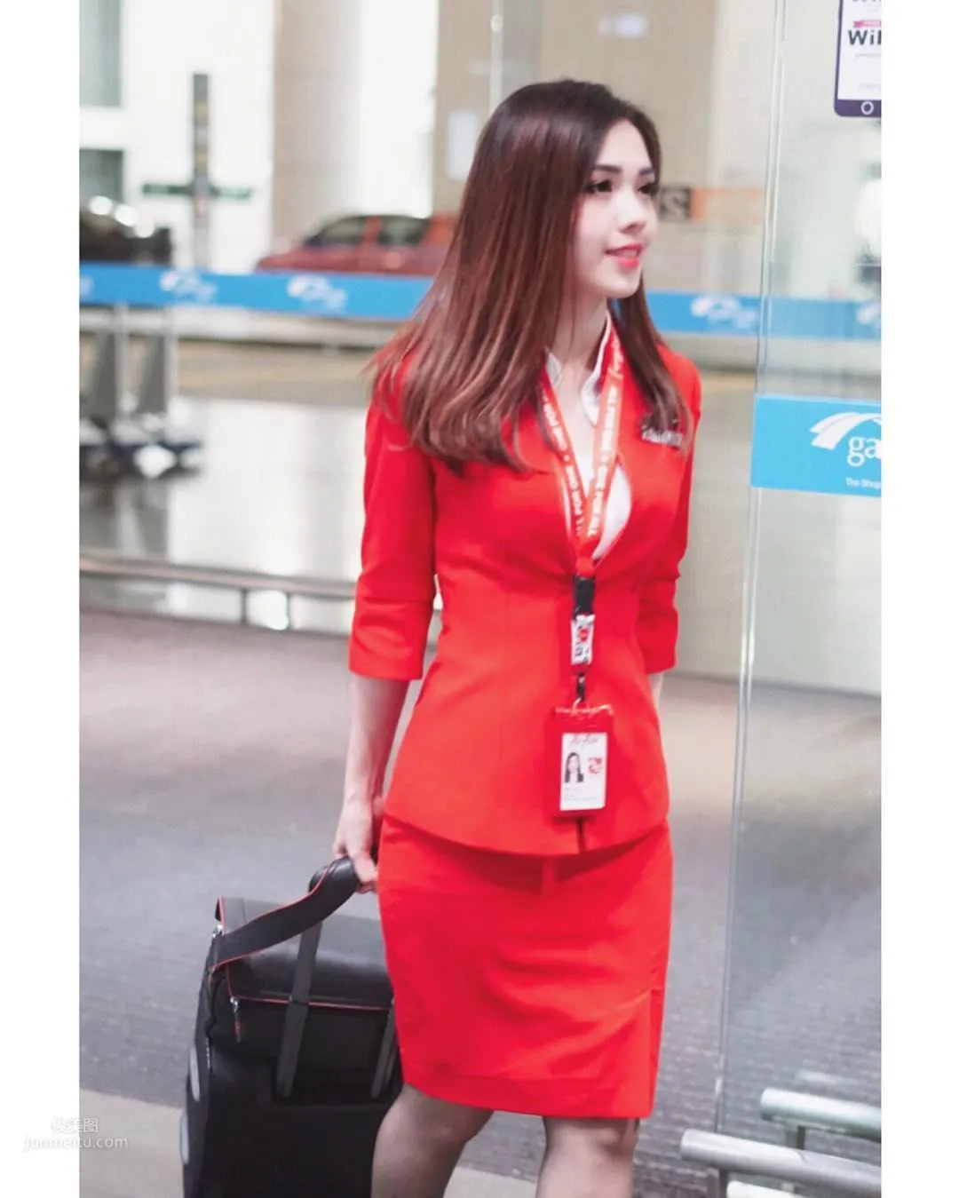 AirAsia Pretty Flight Attendant Mabel Goo, Candid Photos Went Viral Online and She Became Famous by Accident photo 22