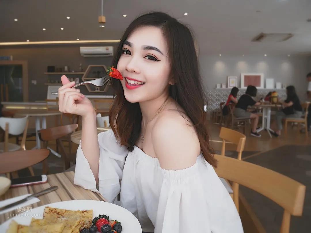 AirAsia Pretty Flight Attendant Mabel Goo, Candid Photos Went Viral Online and She Became Famous by Accident photo 23