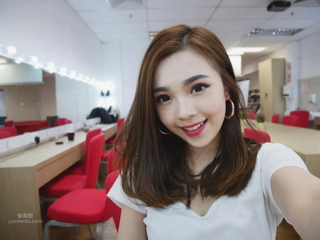 AirAsia Pretty Flight Attendant Mabel Goo, Candid Photos Went Viral Online and She Became Famous by Accident photo 26