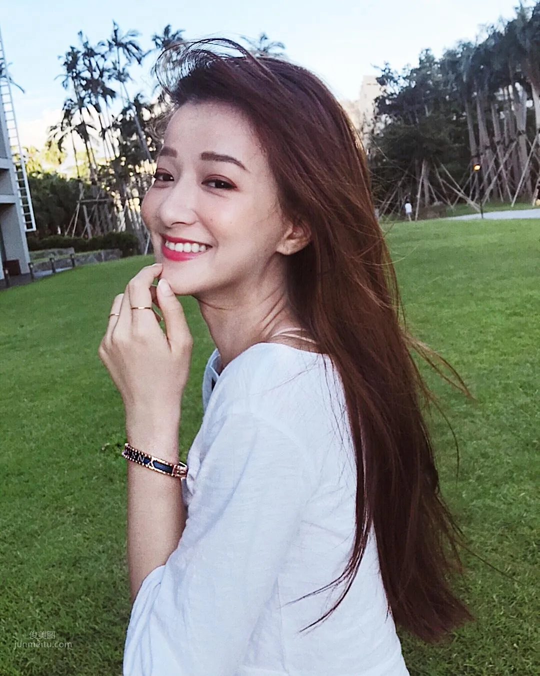 正妹江晏甯浮潛抓海膽，泳裝太美網友分心 25