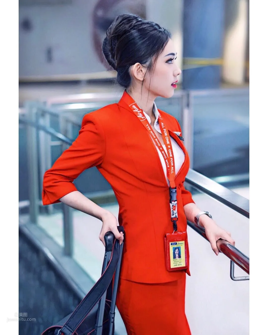 AirAsia Pretty Flight Attendant Mabel Goo, Candid Photos Went Viral Online and She Became Famous by Accident photo 4