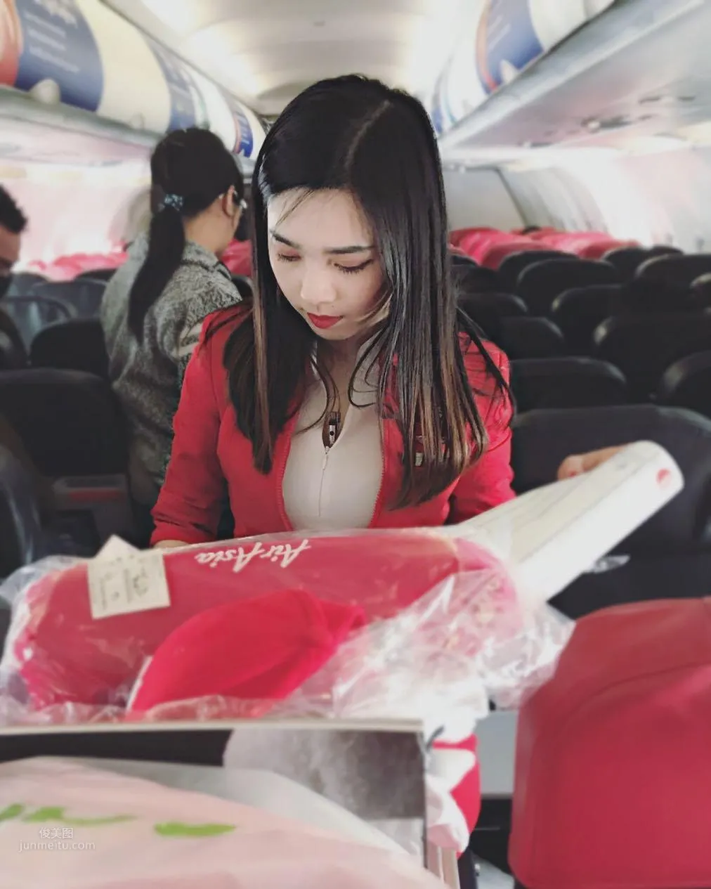 AirAsia Pretty Flight Attendant Mabel Goo, Candid Photos Went Viral Online and She Became Famous by Accident photo 24