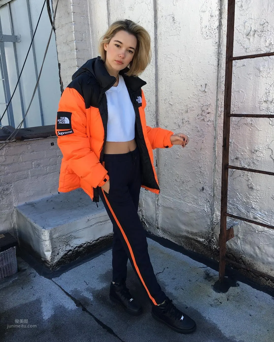Sarah Snyder, The Beauty Who Captivated Male Stars, the "Thief" photo 11