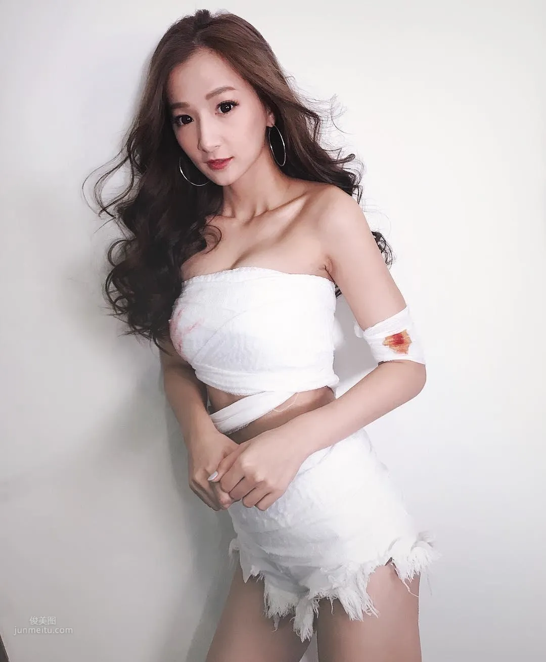 正妹江晏甯浮潛抓海膽，泳裝太美網友分心 6