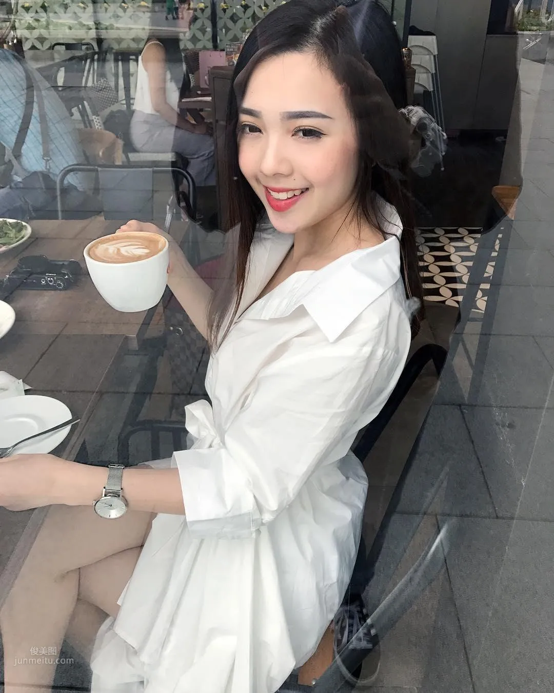 AirAsia Pretty Flight Attendant Mabel Goo, Candid Photos Went Viral Online and She Became Famous by Accident photo 10