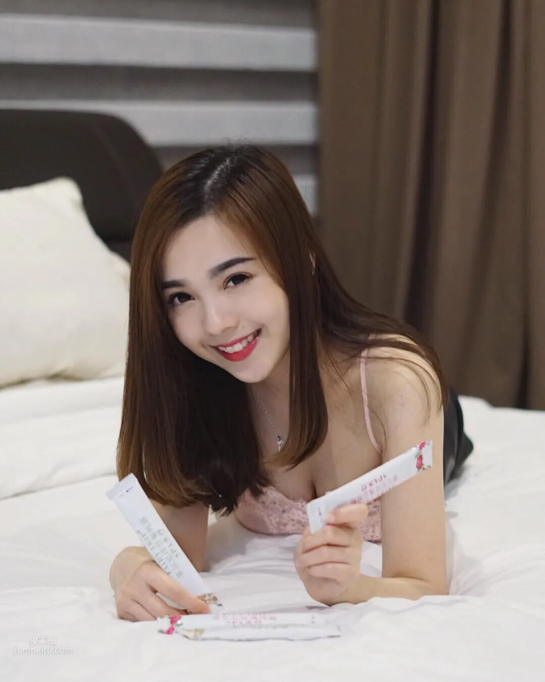 AirAsia Pretty Flight Attendant Mabel Goo, Candid Photos Went Viral Online and She Became Famous by Accident photo 30