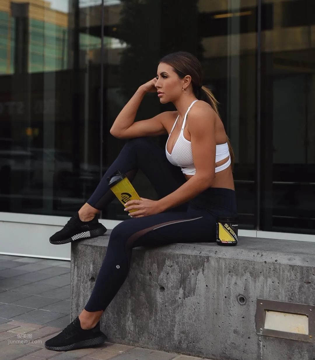 Danielle Vaughan, Extreme Cleavage Inspires Awe photo 50