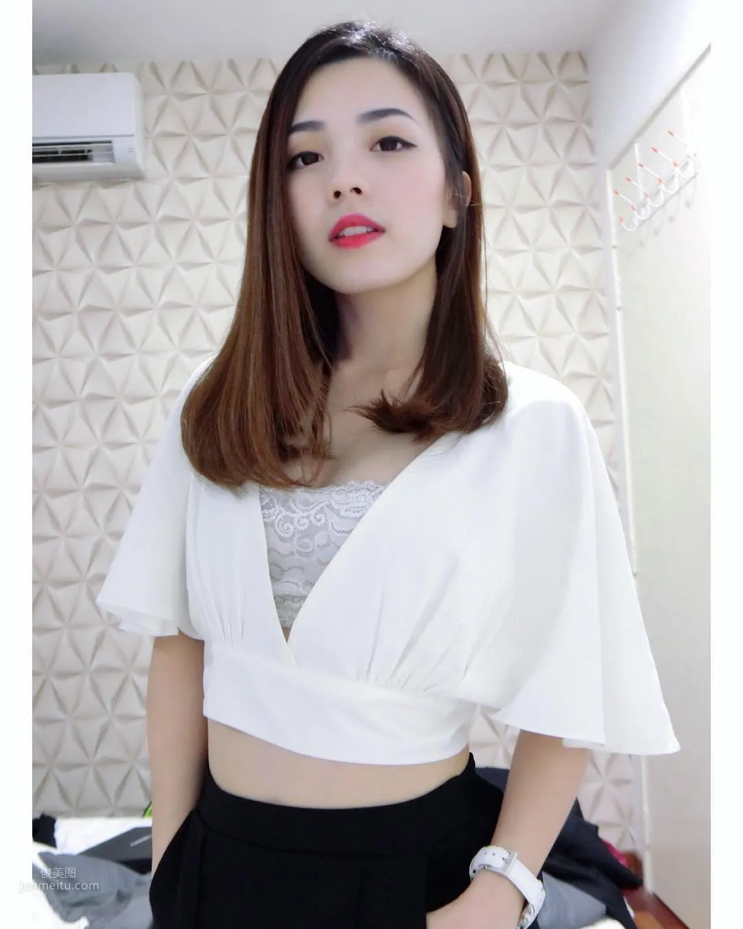 AirAsia Pretty Flight Attendant Mabel Goo, Candid Photos Went Viral Online and She Became Famous by Accident photo 3