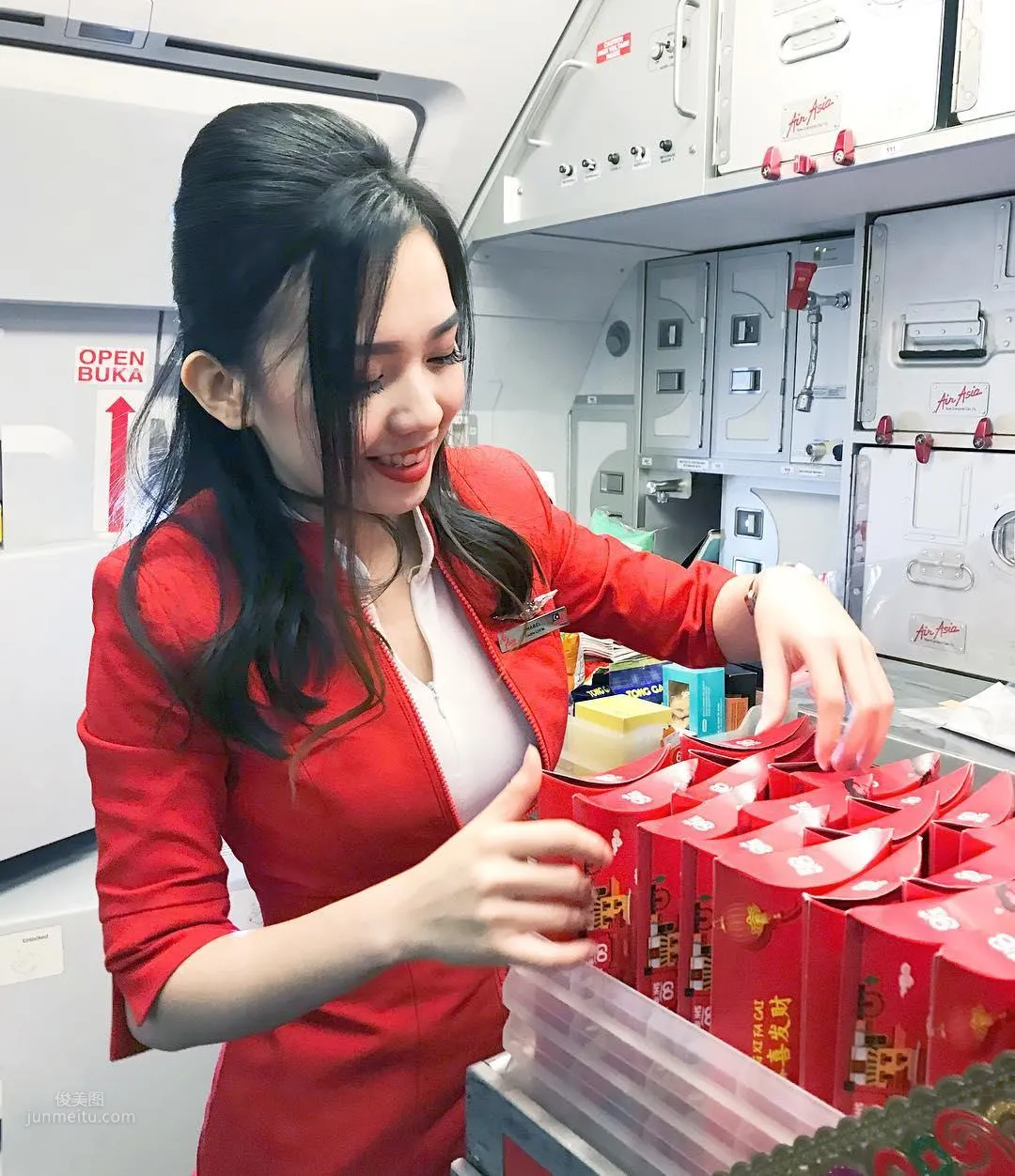 AirAsia Pretty Flight Attendant Mabel Goo, Candid Photos Went Viral Online and She Became Famous by Accident photo 11