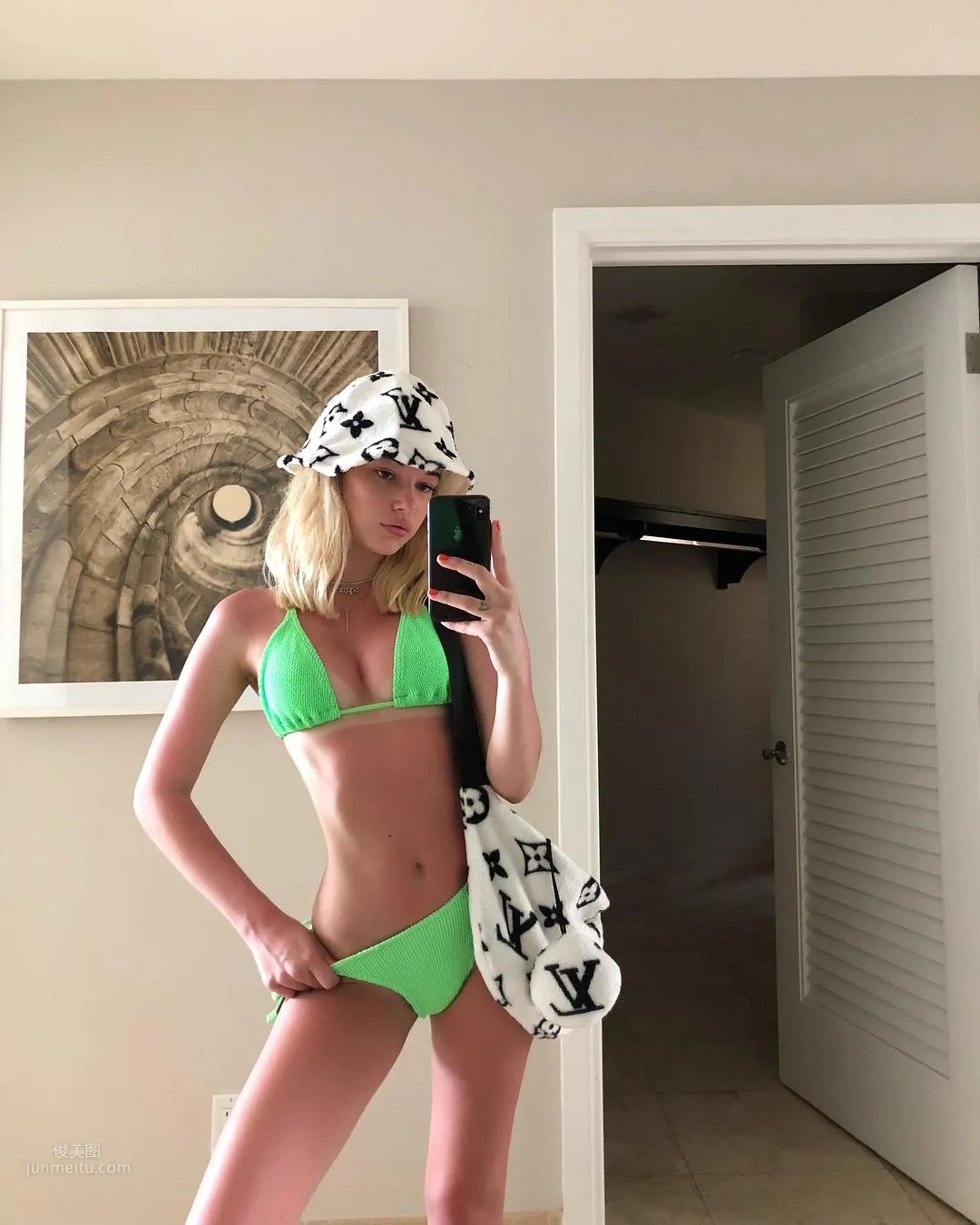 Sarah Snyder, The Beauty Who Captivated Male Stars, the "Thief" photo 27