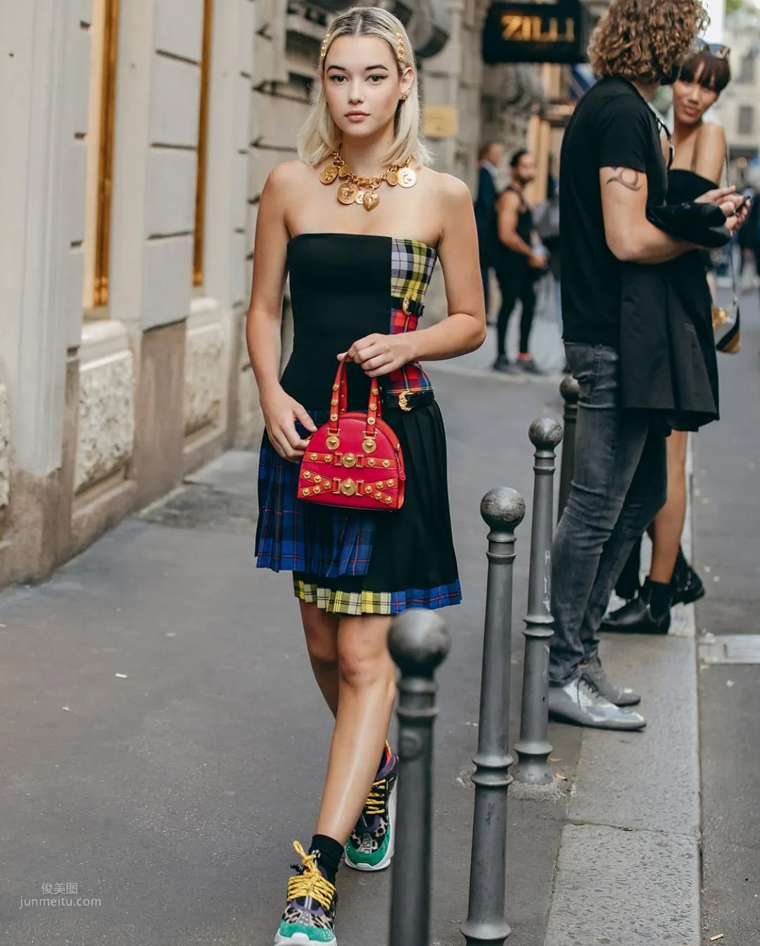 Sarah Snyder, The Beauty Who Captivated Male Stars, the "Thief" photo 33
