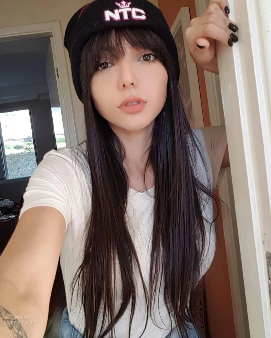 Nyvi Estephan - Brazilian Hot Esports Host photo 16