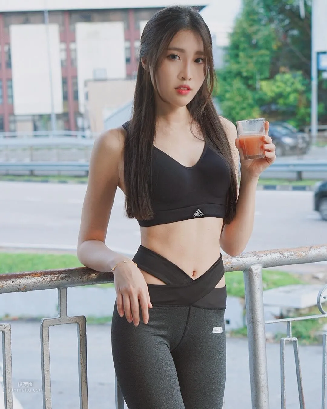 大馬正妹Fedora Ng，修長美腿低胸超迷人 14
