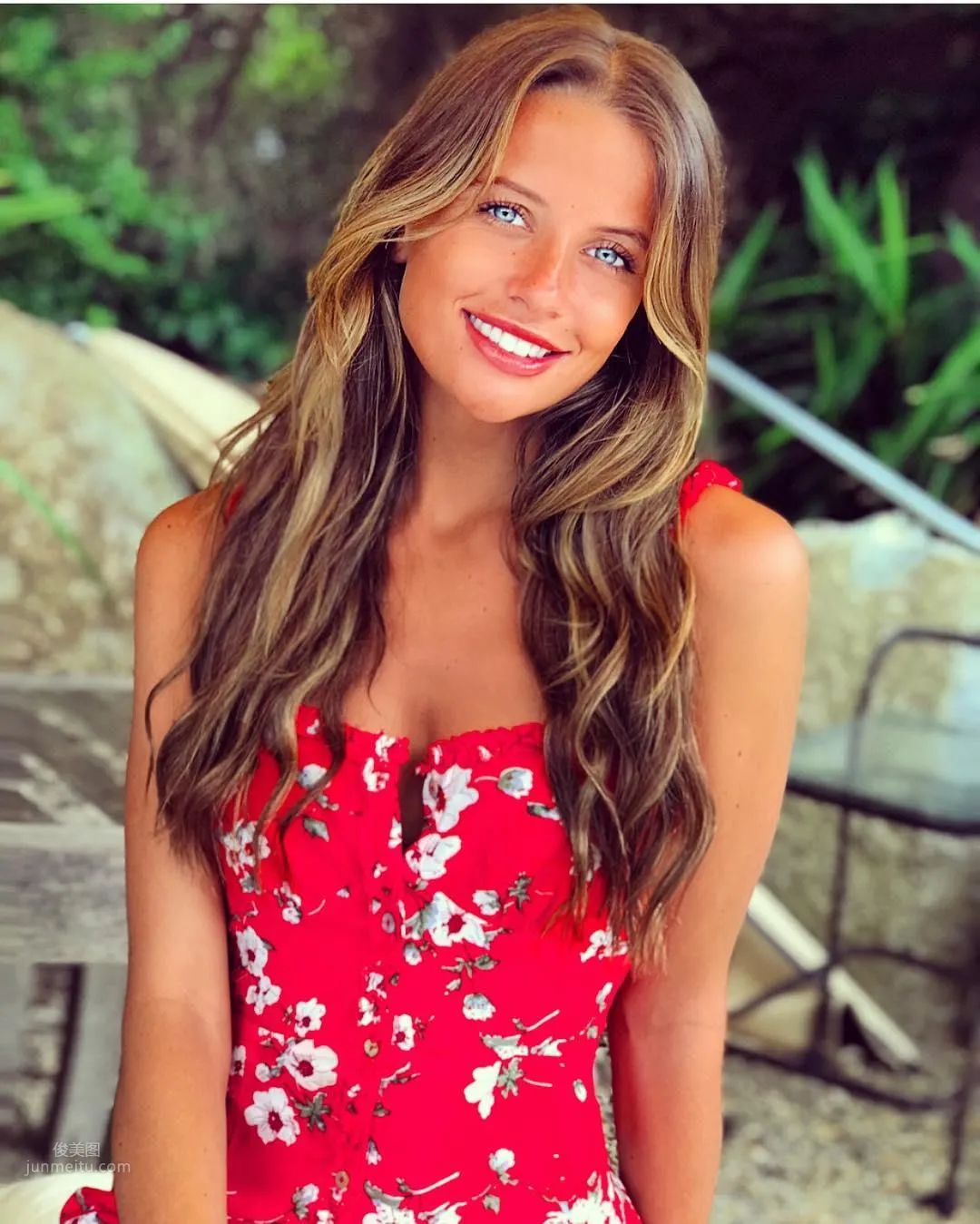 Tess Homann, Sweetheart Beauty with Honey-Coated Smile, The More You Look the More You Sink photo 4
