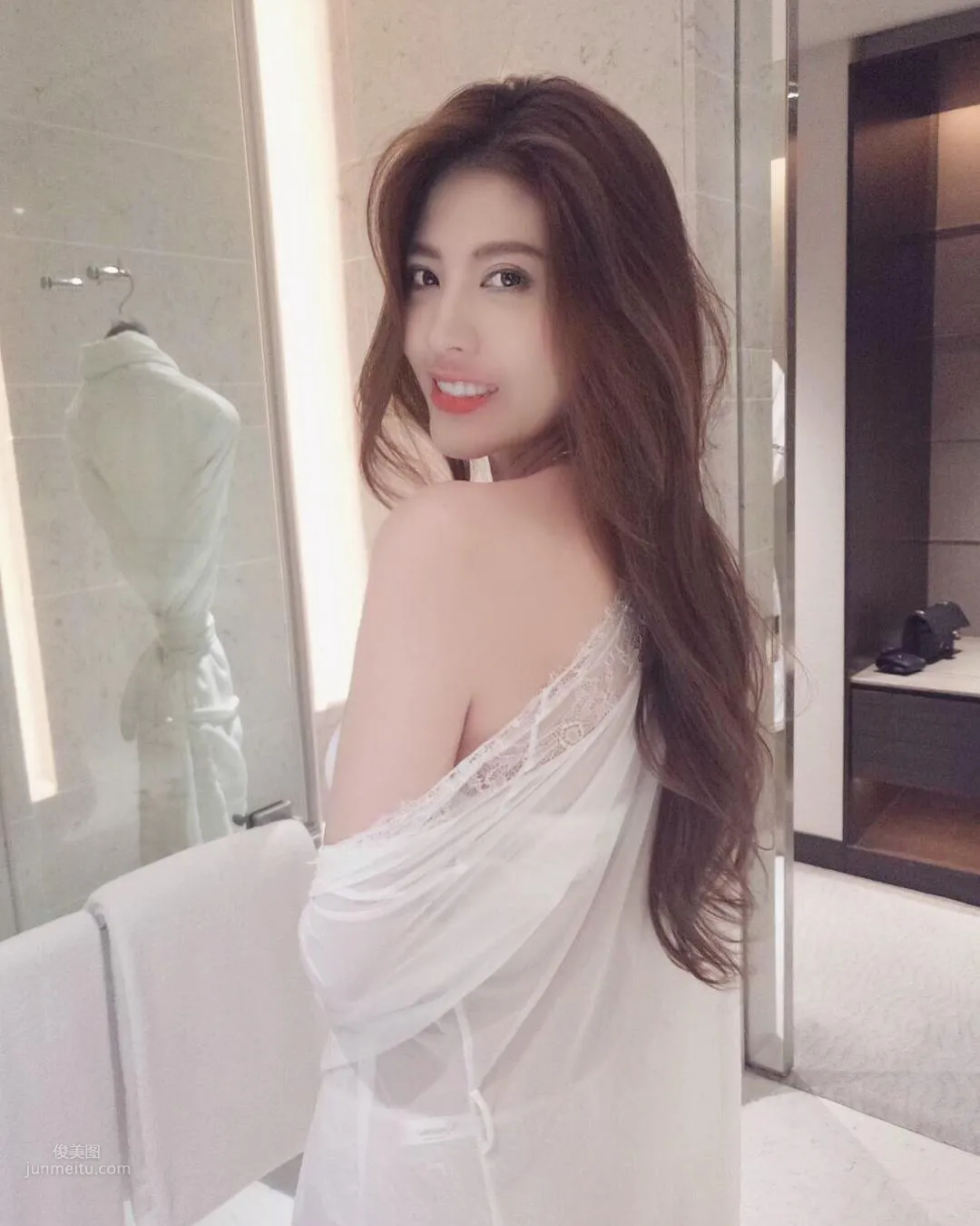 美胸正妹庭羽Doris「Ｗ形狀」Q彈程度驚人... 16