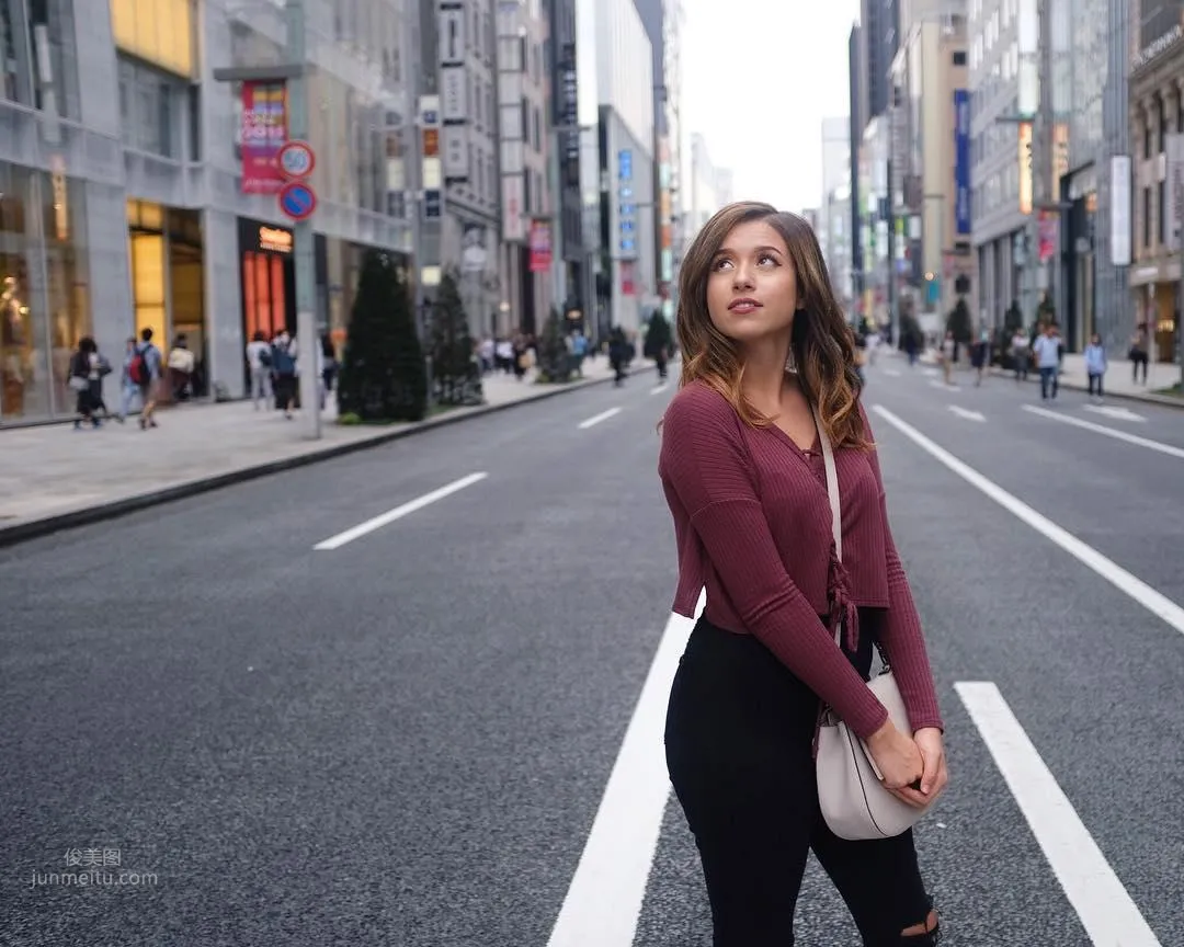 Pokimane: LOL photo 7