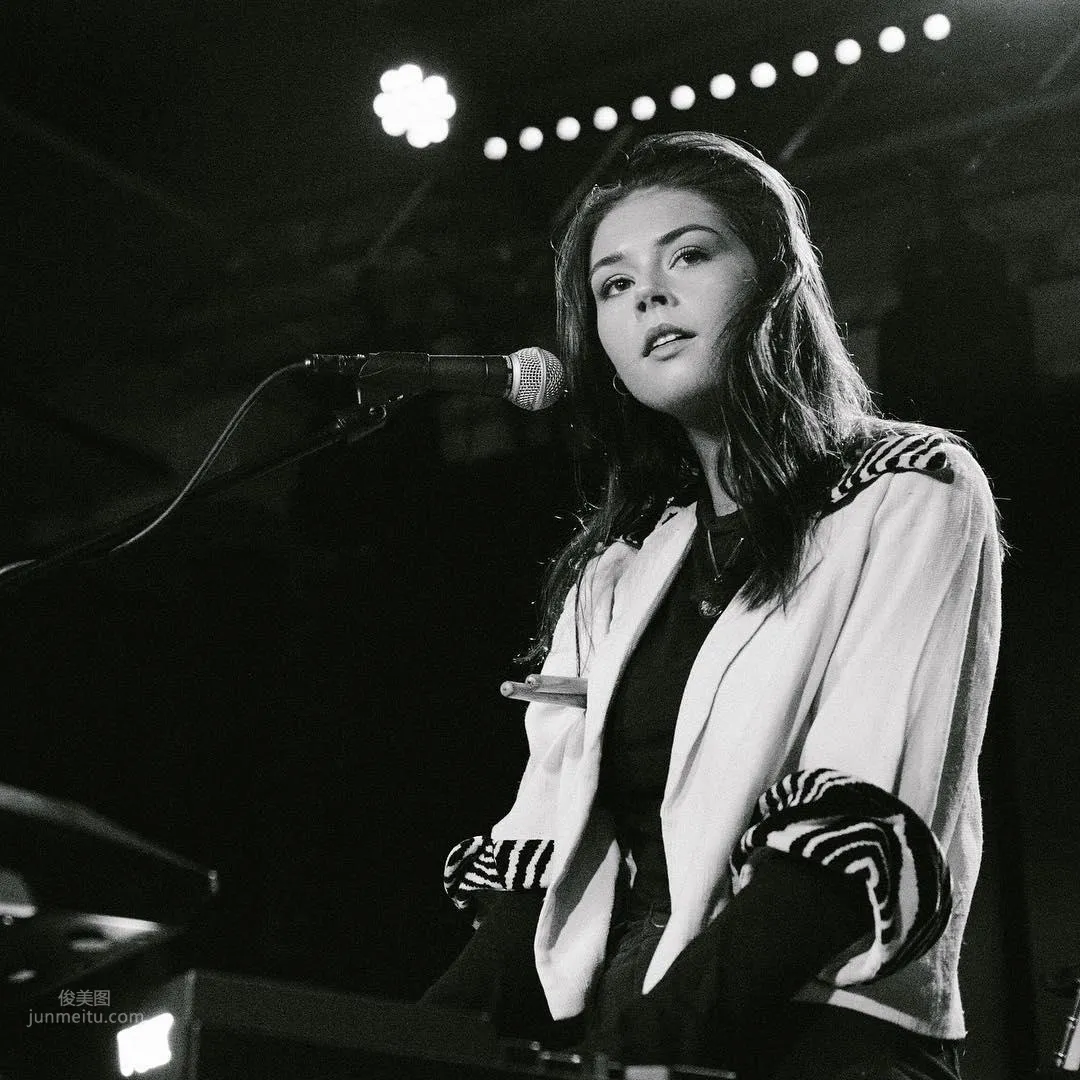 Elise Trouw - All-Around Beautiful Singer Also Has Good Looks photo 28