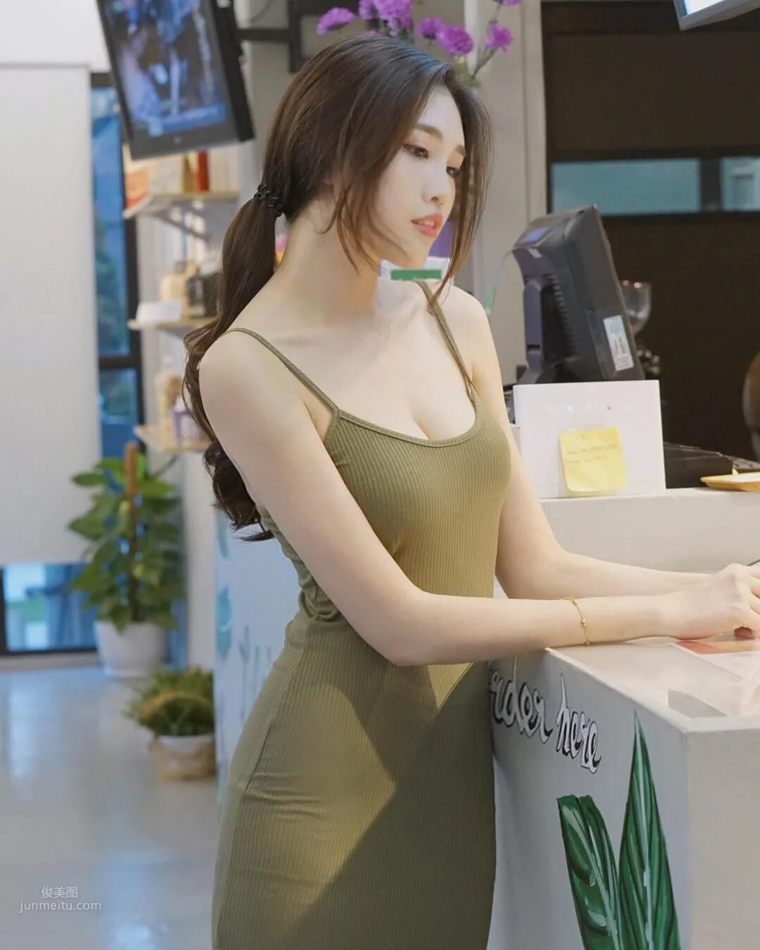 大馬正妹Fedora Ng，修長美腿低胸超迷人 13