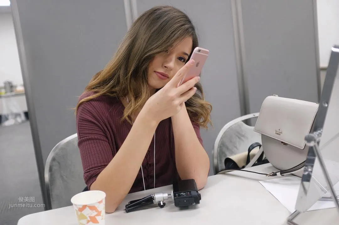 Pokimane: LOL photo 5