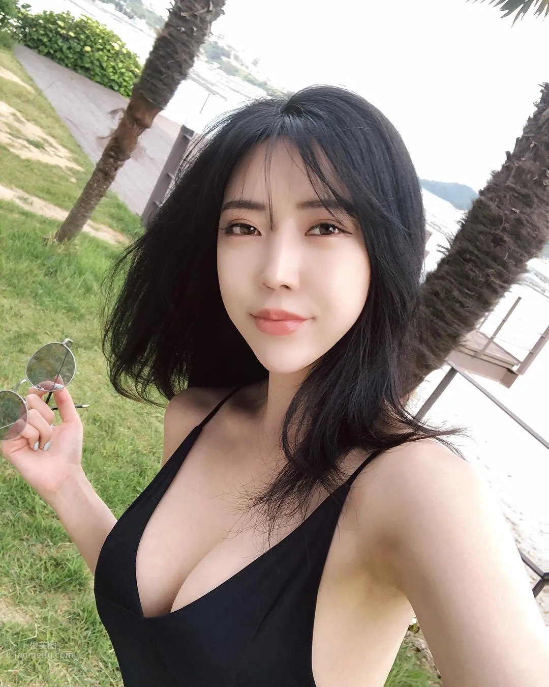 Choi Somi- 打卡拍照「形狀畢現」也太害羞 12