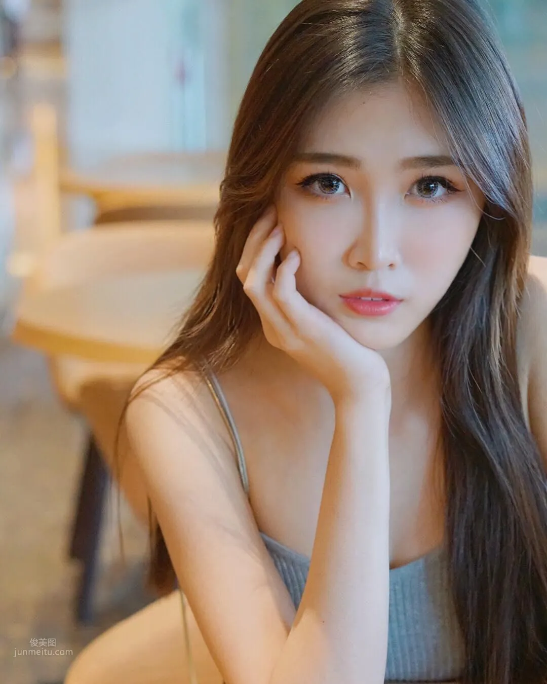 大馬正妹Fedora Ng，修長美腿低胸超迷人 30