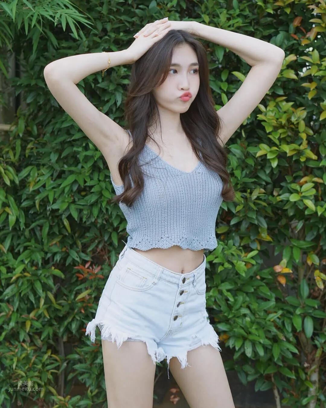 大馬正妹Fedora Ng，修長美腿低胸超迷人 11