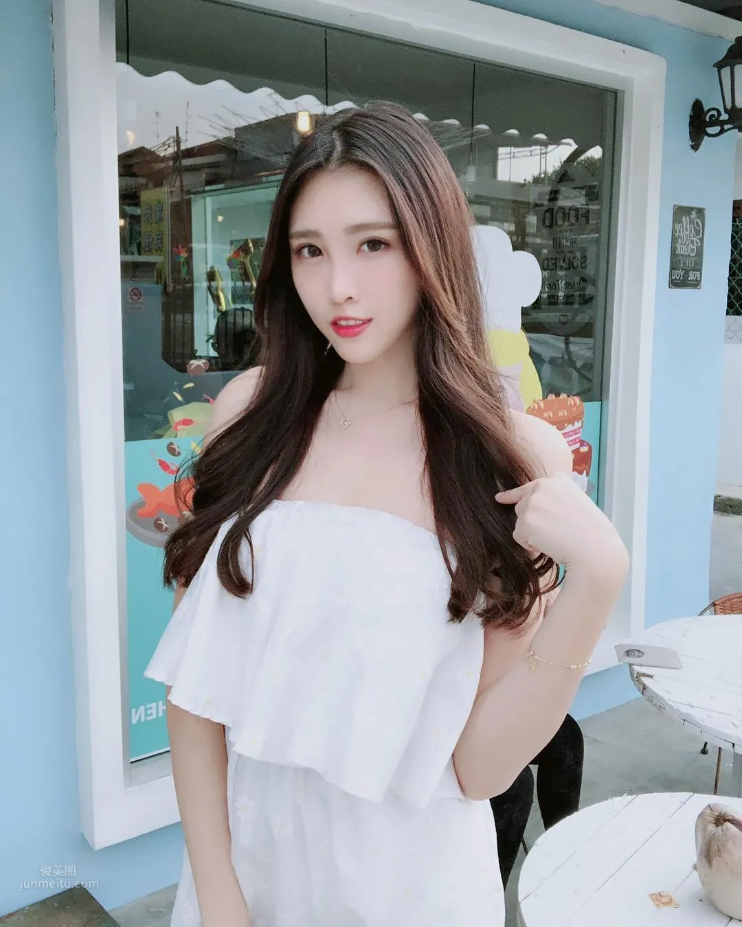 大馬正妹Fedora Ng，修長美腿低胸超迷人 29