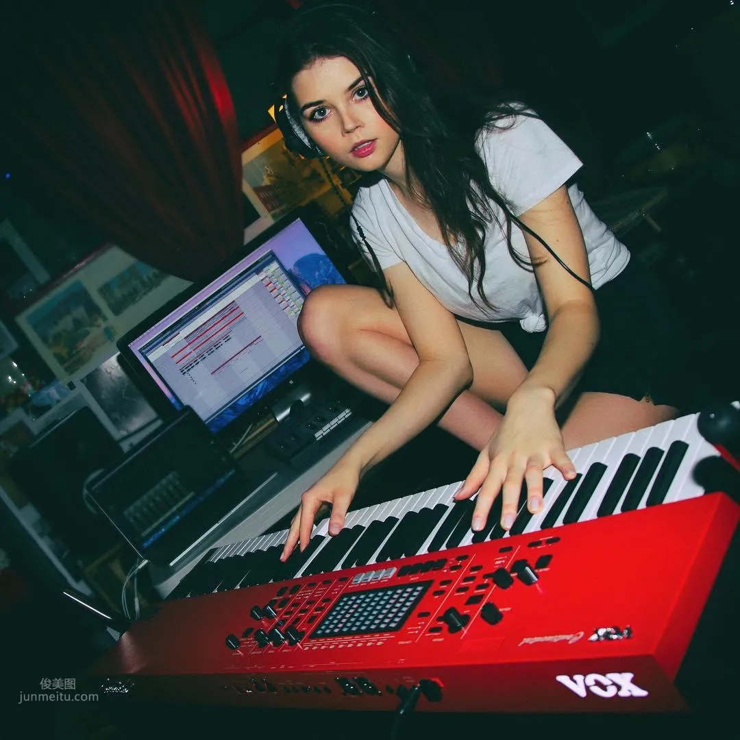 Elise Trouw - All-Around Beautiful Singer Also Has Good Looks photo 18