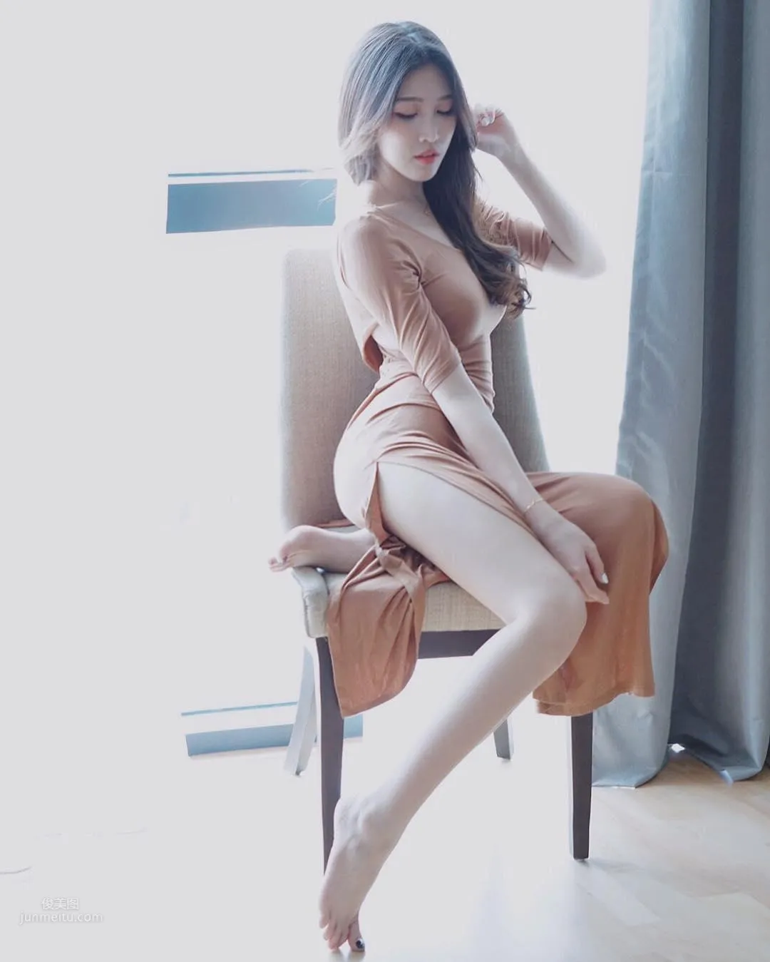 大馬正妹Fedora Ng，修長美腿低胸超迷人 32