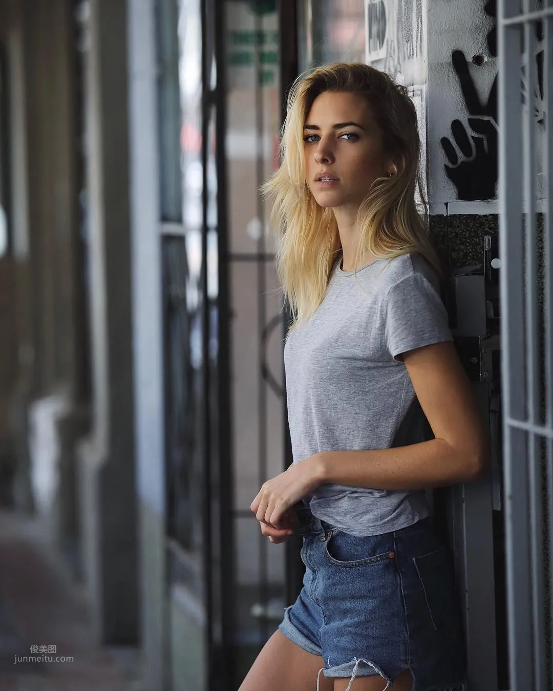 Margot Milani- 不断被神搜乾脆开门欢迎朝圣_1