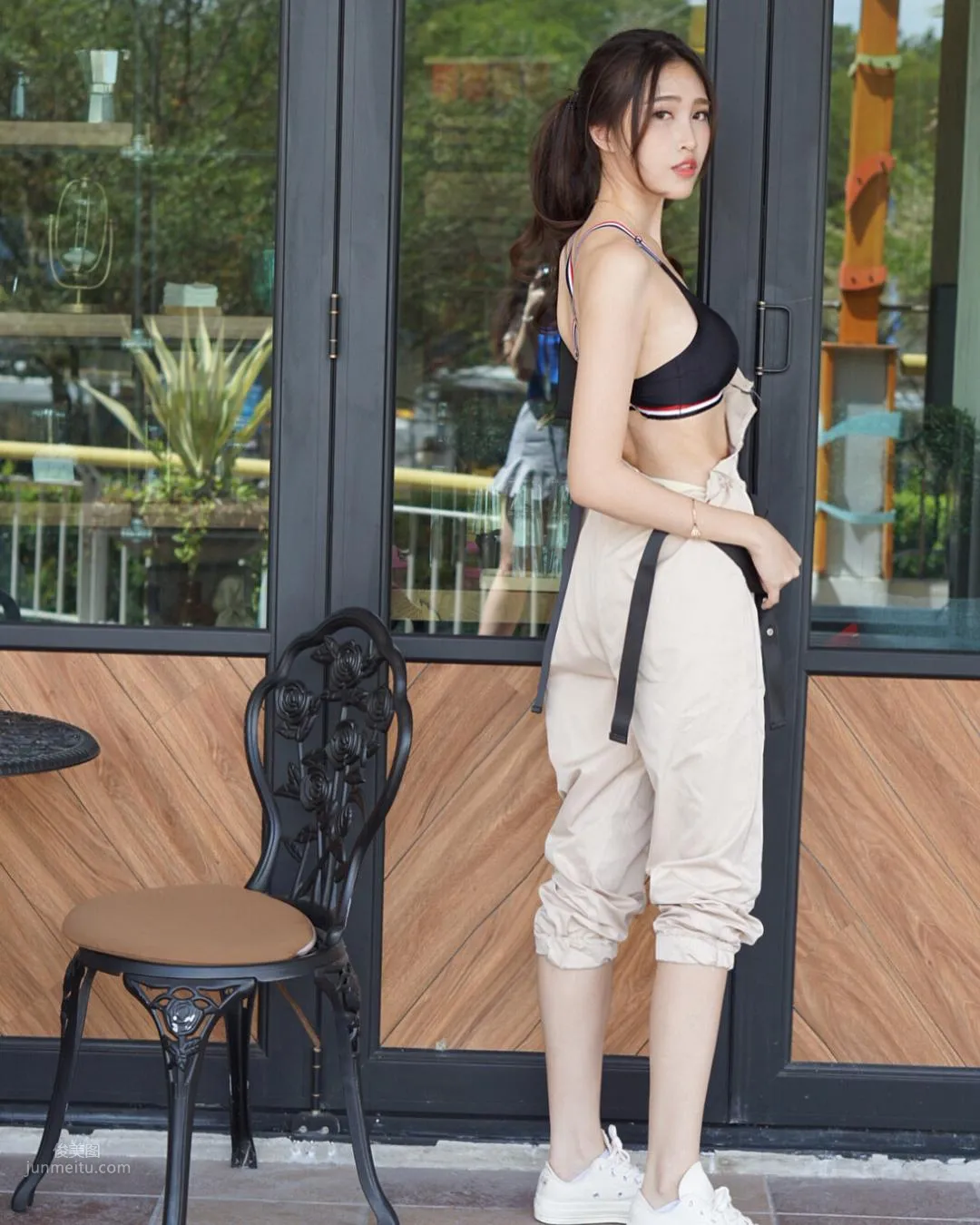 大馬正妹Fedora Ng，修長美腿低胸超迷人 19