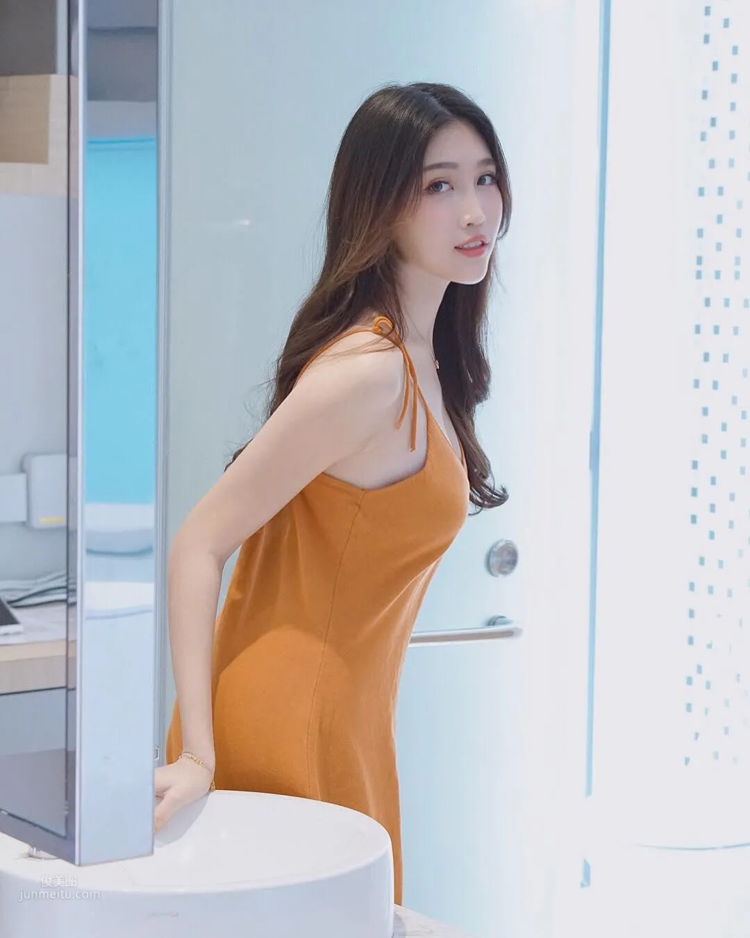 大馬正妹Fedora Ng，修長美腿低胸超迷人 36