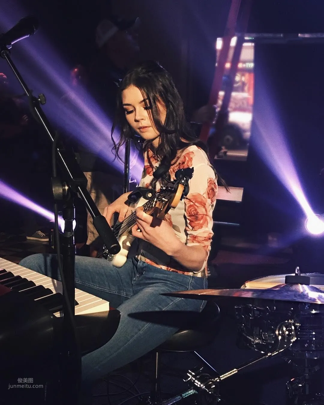 Elise Trouw - All-Around Beautiful Singer Also Has Good Looks photo 16