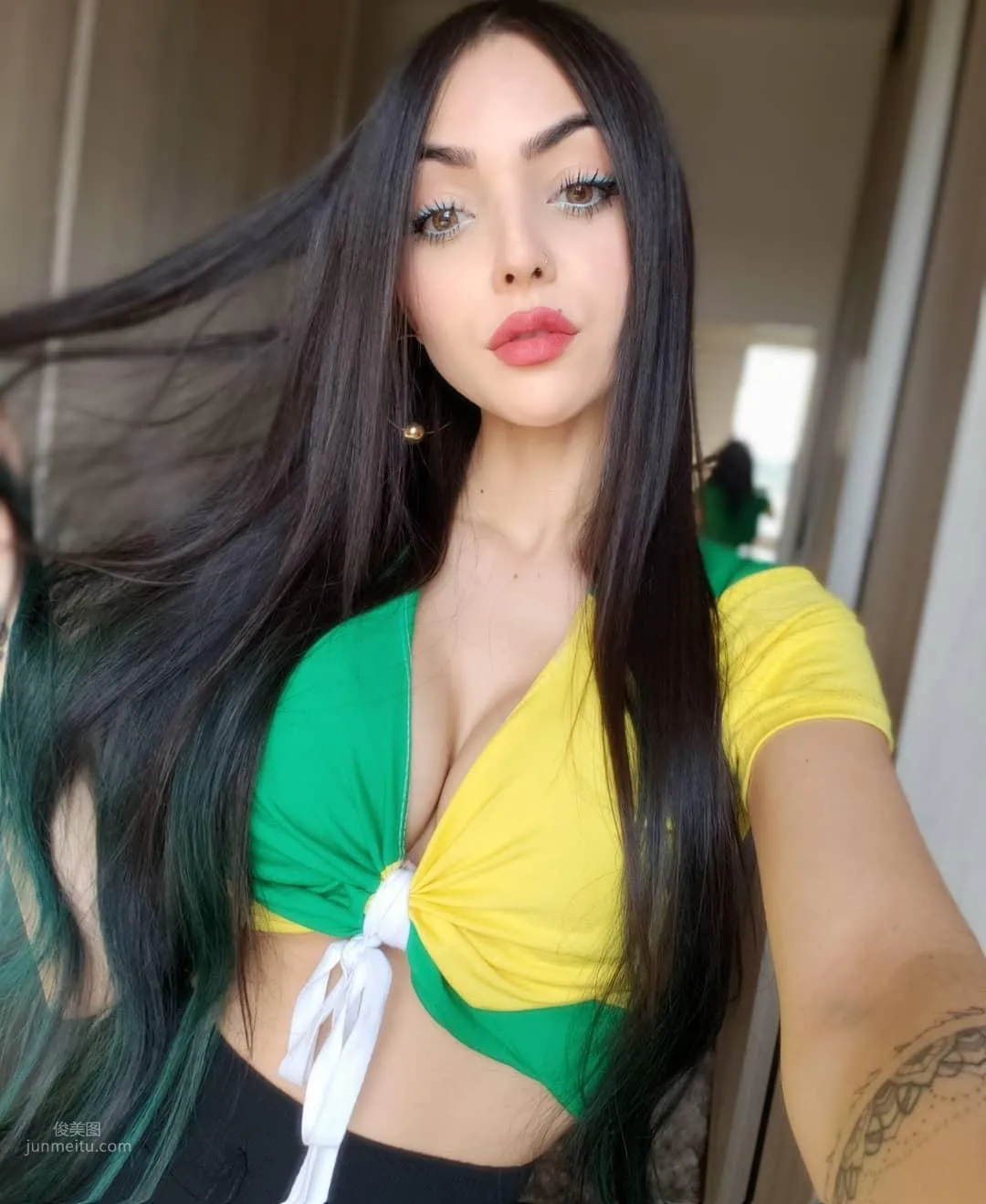 Nyvi Estephan - Brazilian Hot Esports Host photo 29