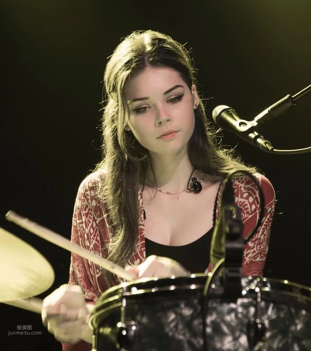 Elise Trouw - All-Around Beautiful Singer Also Has Good Looks photo 15