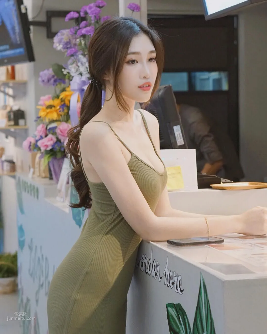 大馬正妹Fedora Ng，修長美腿低胸超迷人 10