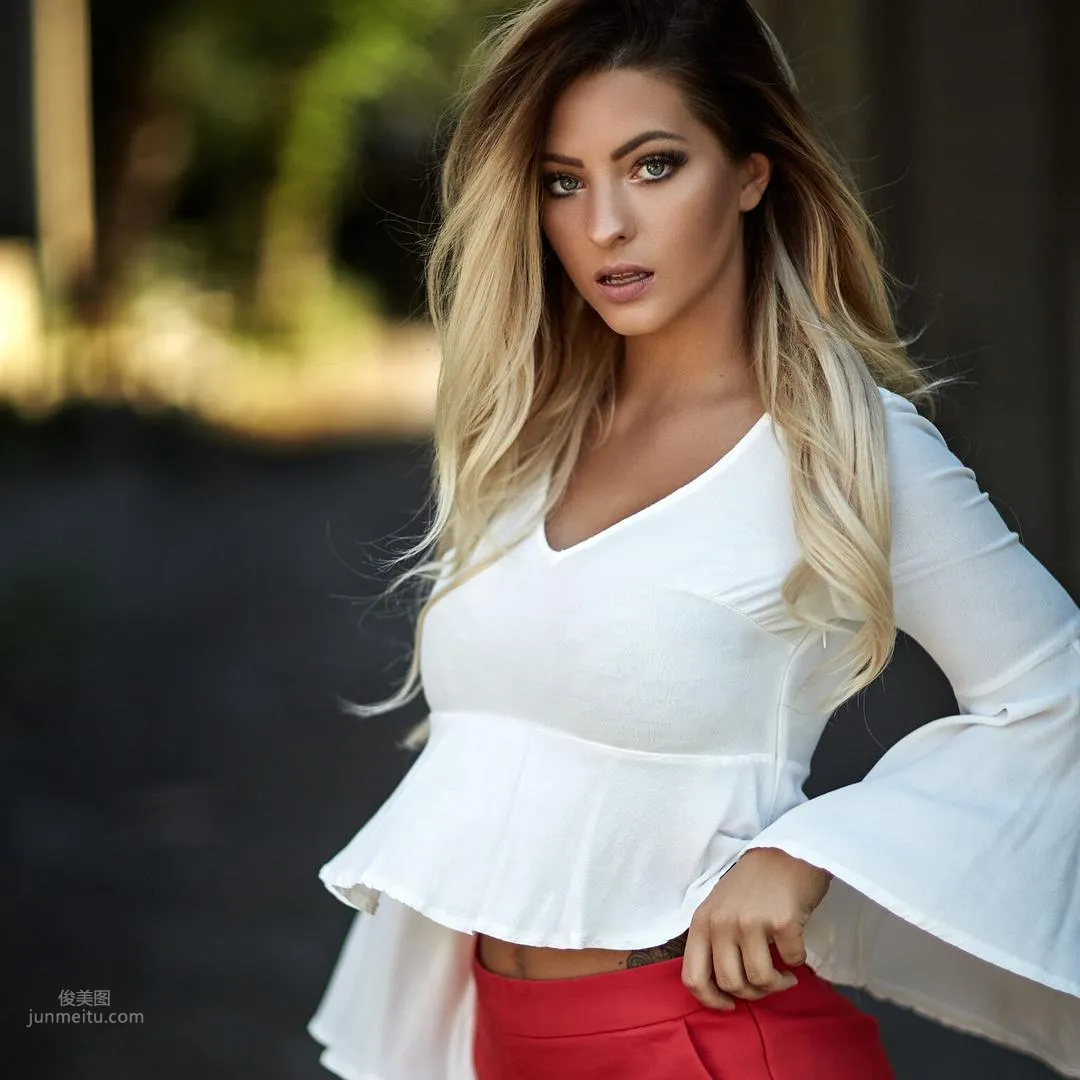 Ashley Resch: Model photo 14
