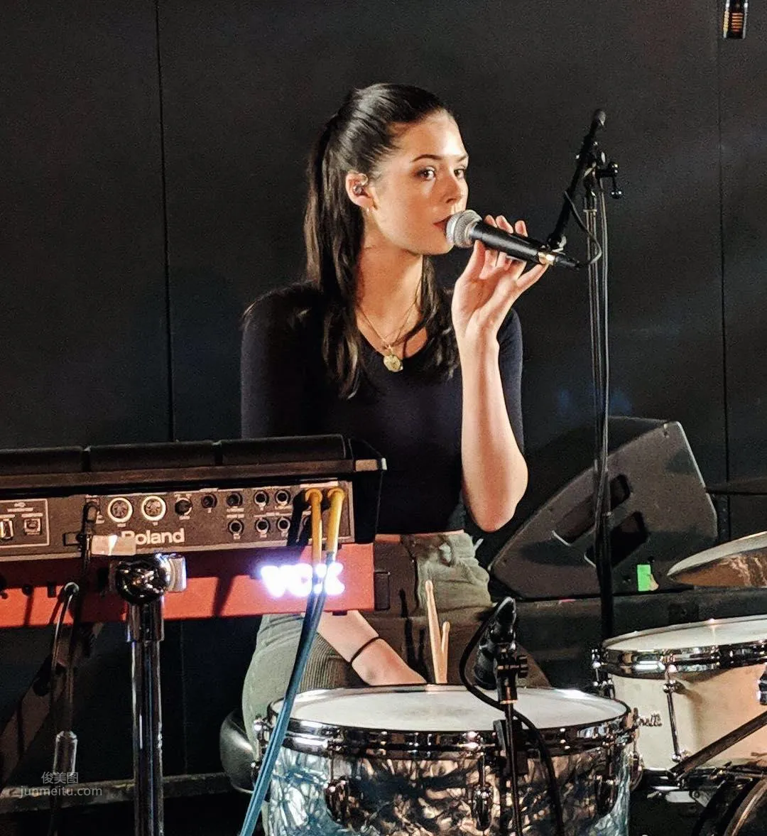 Elise Trouw - All-Around Beautiful Singer Also Has Good Looks photo 30