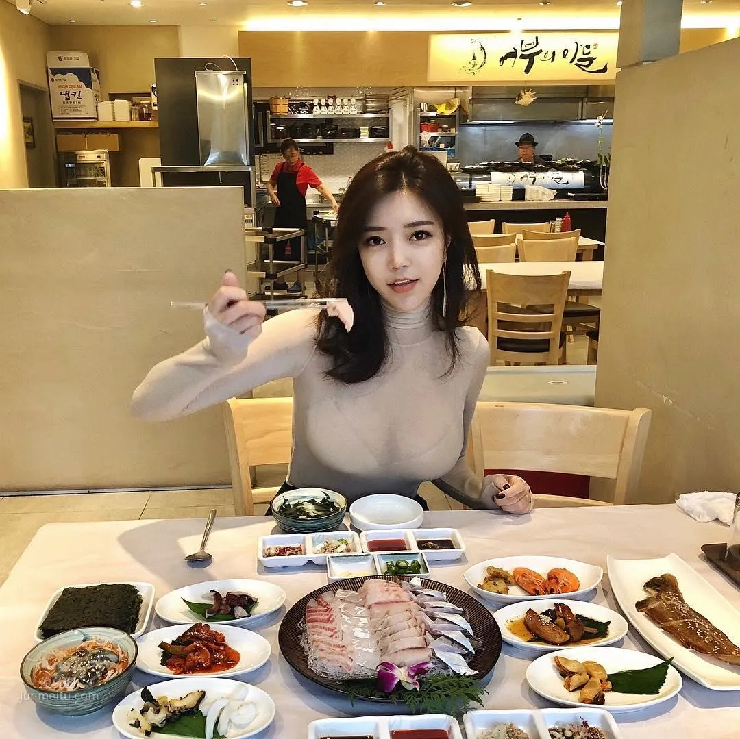 Choi Somi- 打卡拍照「形狀畢現」也太害羞 40