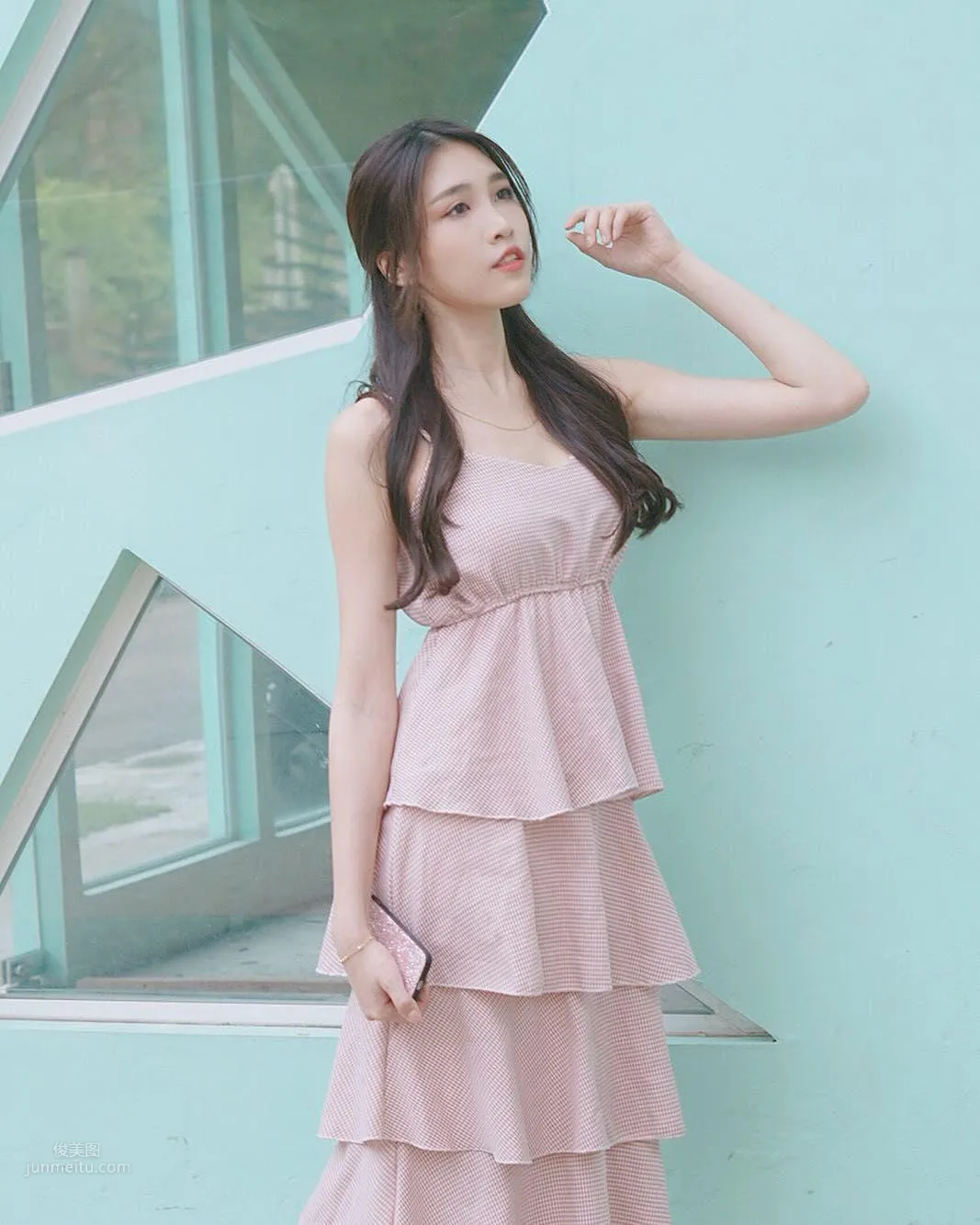 大馬正妹Fedora Ng，修長美腿低胸超迷人 24