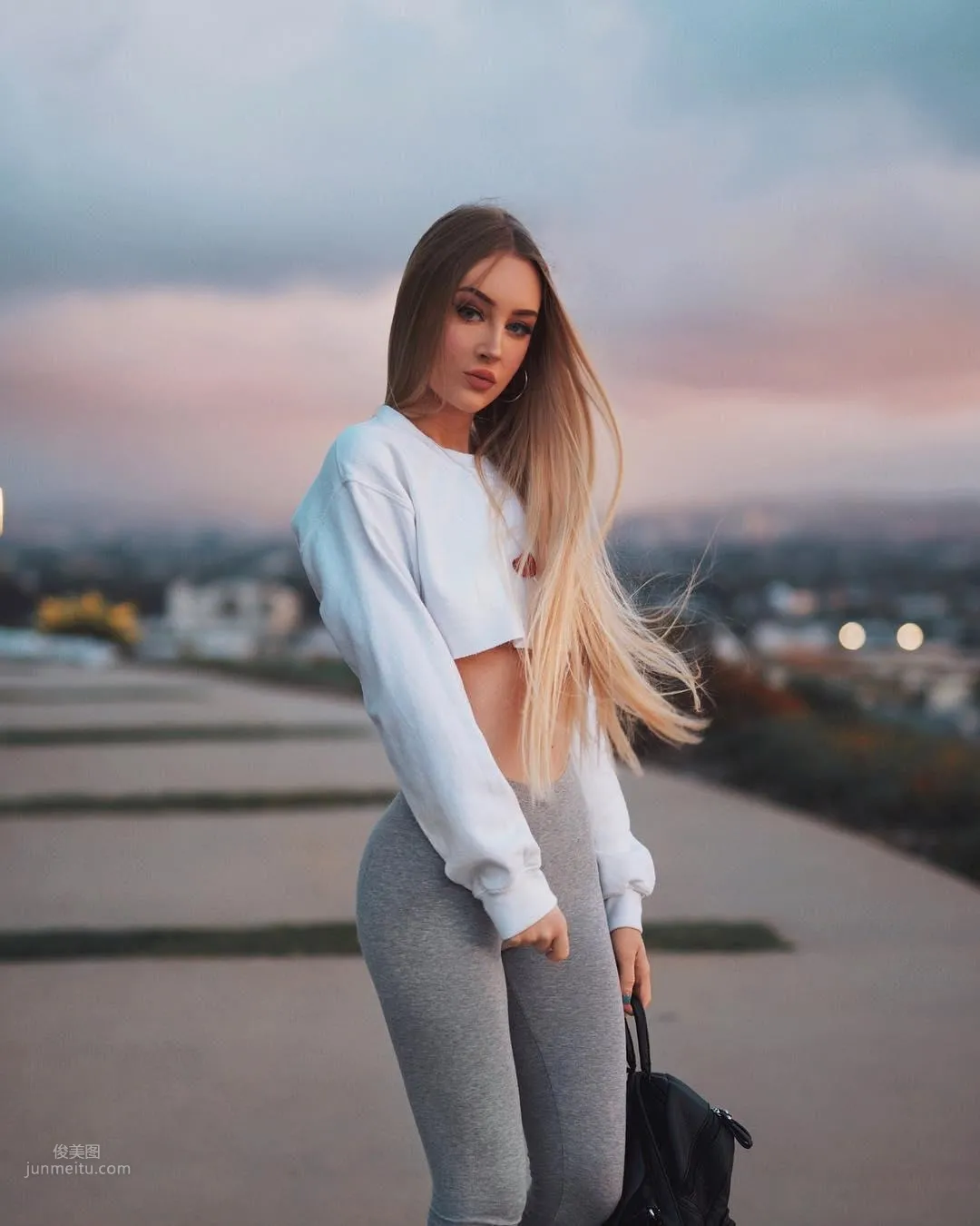 Aspen Mansfield- 學院派女神「性感小蠻腰」充滿誘惑 38
