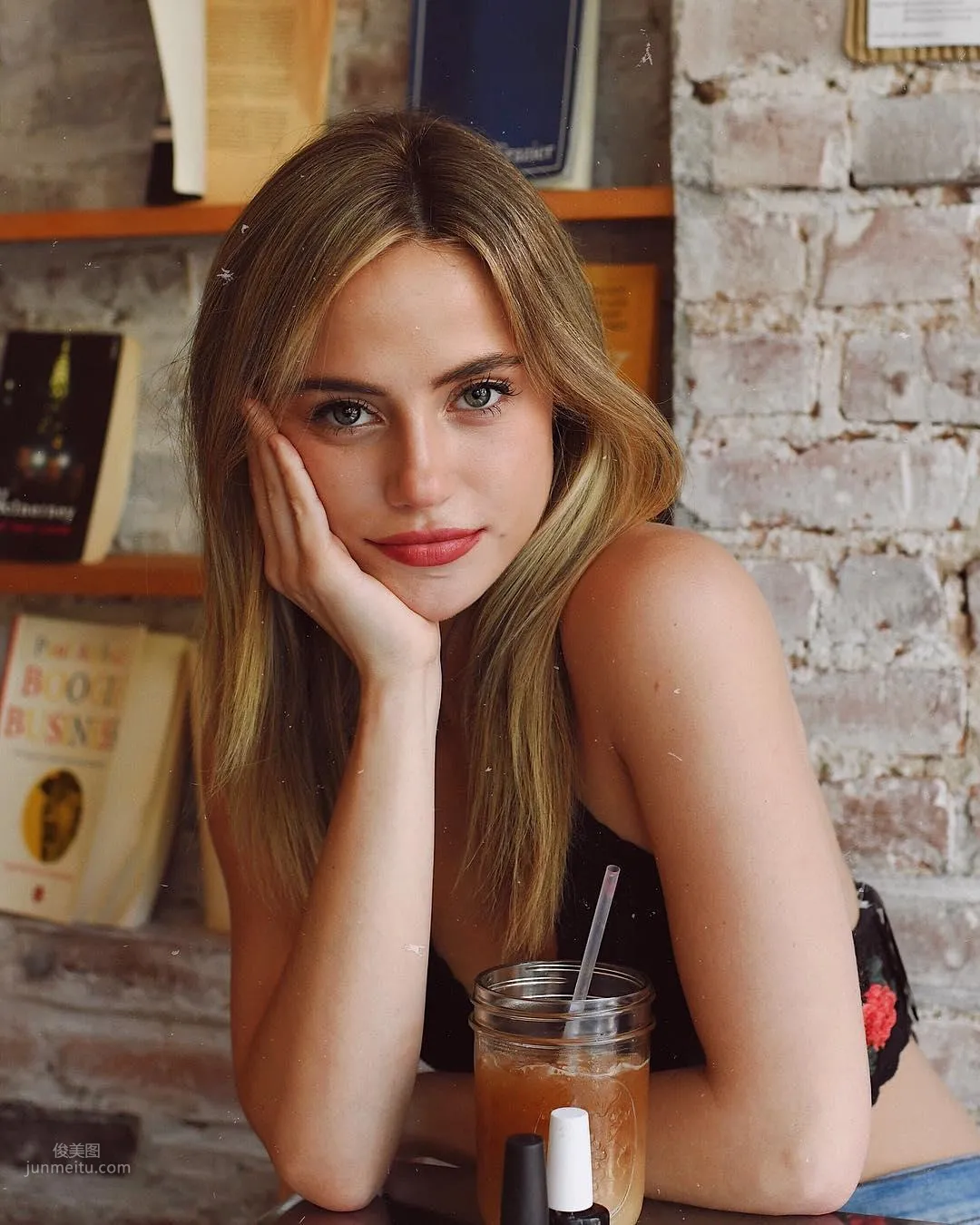 Charlotte McKee, Girlfriend-Type Beauty Tugs at Your Heartstrings photo 28