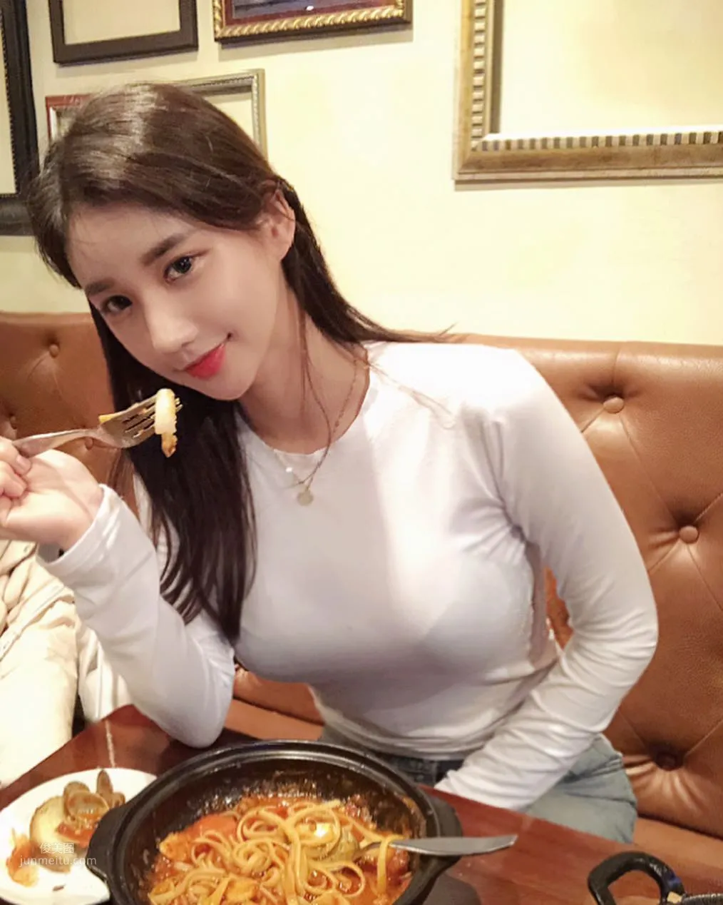 漂亮的韓國姐姐2km2km，她請吃飯你會拒絕麼? 31