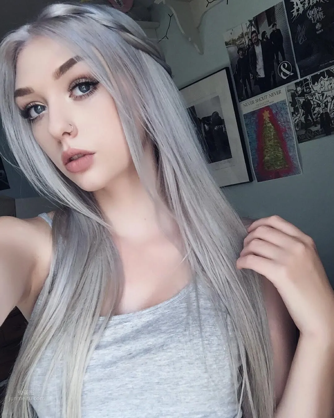 Fairy-Type Beauty with Silver-White Long Hair, Extra Fairy Aura, Peerless Beauty Face Instantly Wins Fans photo 2